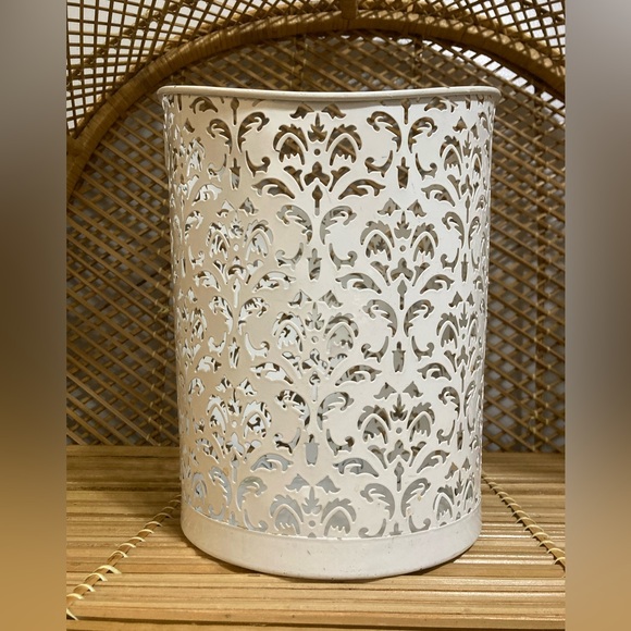 ⭐️ Free With Bundle Purchase Of 2+ Items! White Lace Patterned Trash Can - Picture 2 of 3